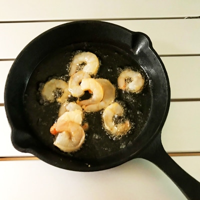 スキレットで作る！エビと豆腐のアヒージョ　エスニック風